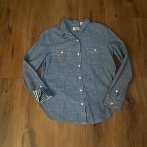 Women’s Levi denim button down size S